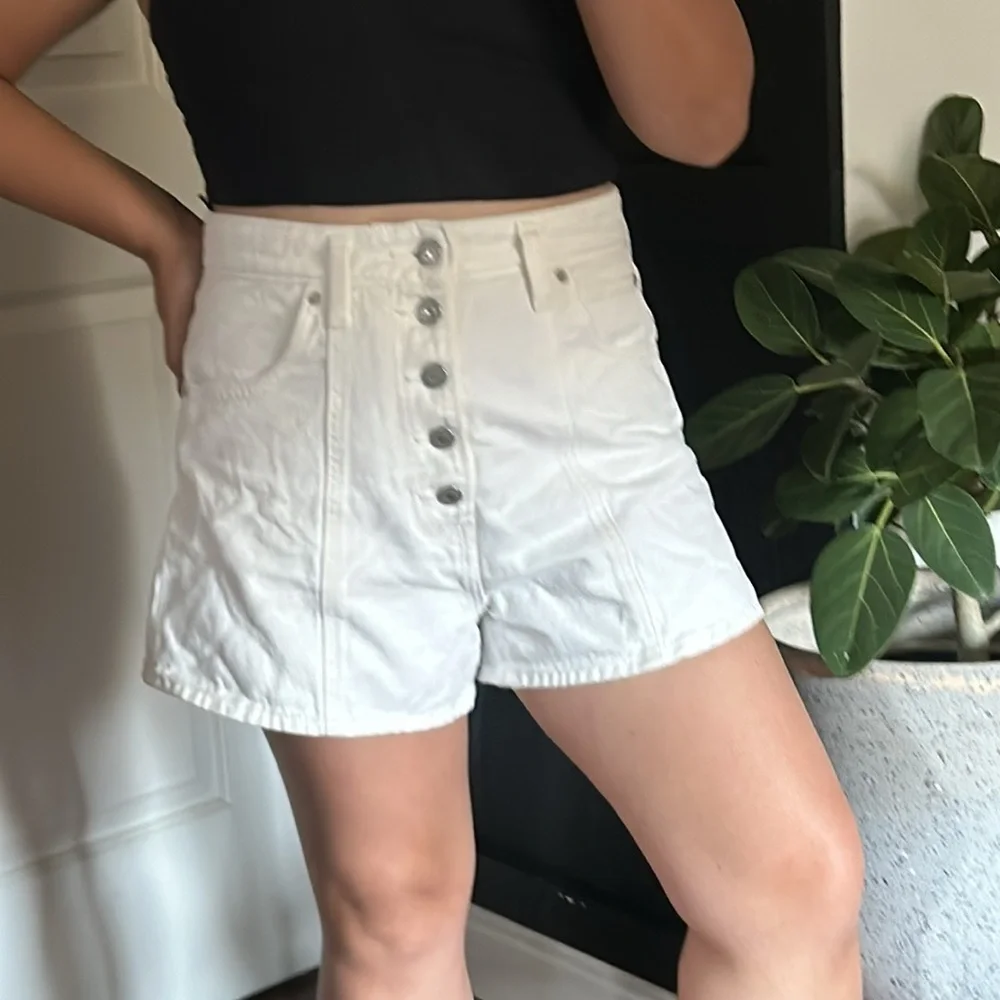 Levis High Waisted Buttoned Short. Size 30